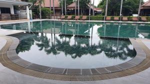 Bazén v ubytování Ruenpruksa Resort nebo v jeho okolí