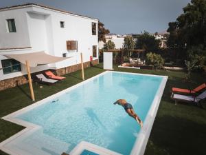 un hombre está nadando en una piscina en Surfescape Fuerteventura, en Lajares