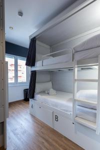 Cette chambre comprend 2 lits superposés. dans l'établissement Airhostel Barcelona Airport 24h, à El Prat de Llobregat