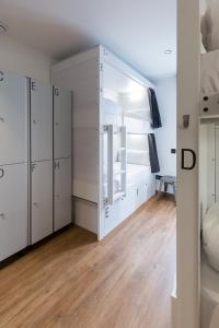 Airhostel Barcelona Airport 24h的电视和/或娱乐中心