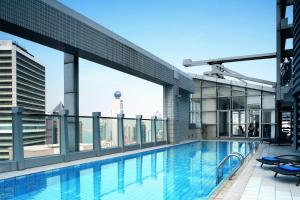 Hồ bơi trong/gần Jen Hong Kong by Shangri-La