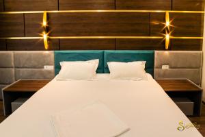 - une chambre avec un grand lit et 2 oreillers dans l'établissement Hotel Saftica, à Săftica