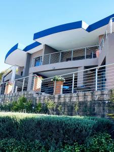 ein großes Gebäude mit Balkon auf der Seite in der Unterkunft Over The Moon Guesthouse in Johannesburg