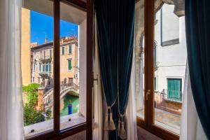 a room with a window with a view of a canal at Hotel Donà Palace in Venice
