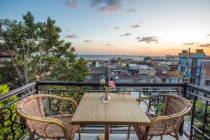 einen Tisch und Stühle auf einem Balkon mit Aussicht in der Unterkunft Garden House Hotel - Special Class in Istanbul