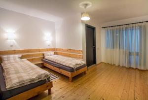 Ένα ή περισσότερα κρεβάτια σε δωμάτιο στο Casa Georgescu