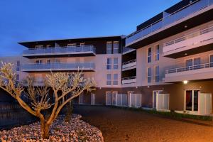 Budova, kde se aparthotel nachází