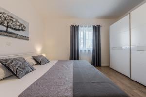 Posteľ alebo postele v izbe v ubytovaní Holiday Home Bajlo apartment with three bedrooms