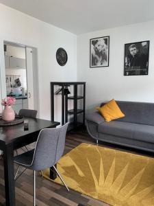 City Studio Apartment في برمرهافن: غرفة معيشة مع أريكة وطاولة