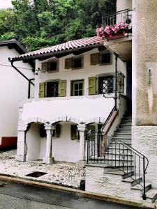 Casa blanca con escalera y balcón en Hiša Liza, en Kobarid