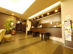 un restaurante en el vestíbulo con un bar con una maceta en Hotel Route-Inn Shibukawa, en Shibukawa