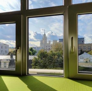 een raam met uitzicht op de skyline van de stad bij City Garden Hotel Taganskaya in Moskou