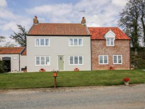 una gran casa blanca con techo rojo en West Farm, en Great Yarmouth