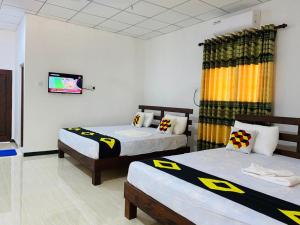 Hotel Surasa tesisinde bir odada yatak veya yataklar
