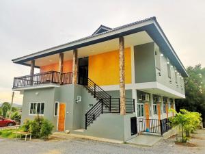 une maison avec un escalier en face de celle-ci dans l'établissement ลิตเติ้ล ฮิลล์ สัตหีบ รีสอร์ท ( Little Hill Sattahip Resort ), à Sattahip