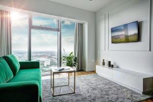 Część wypoczynkowa w obiekcie 30th+ Floor Apartments in Sky Tower
