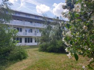 un grande edificio bianco con molte finestre di Gästehaus Haßloch/Pfalz a Hassloch