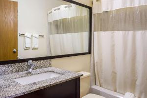 Koupelna v ubytování Quality Inn & Suites Clackamas - Portland