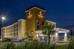 un hotel con un cartel en el lateral de un edificio en Comfort Suites Gulfport en Gulfport