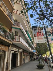 un bâtiment avec un panneau sur le côté d'une rue dans l'établissement Cerdanyola centro, à Cerdanyola del Vallès