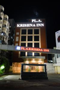 ein Gebäude mit einem Schild auf der Vorderseite in der Unterkunft PLA Krishna Inn in Tiruchchirāppalli