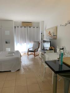 1 Schlafzimmer mit 2 Betten, einem Tisch und einem TV in der Unterkunft Luxury estudio Júpiter minerva in Benalmádena