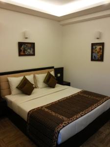 1 dormitorio con 1 cama grande en una habitación en RR Residency en Nueva Delhi