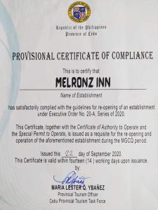 En logo, et sertifikat eller et firmaskilt på Melronz inn