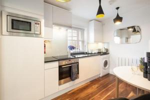 Ett kök eller pentry på Marylebone - Chiltern Street by Viridian Apartments