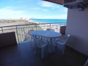 d'une table et de chaises sur un balcon avec vue sur l'océan. dans l'établissement Galicia Vidaber Primera Línea, à Oropesa del Mar