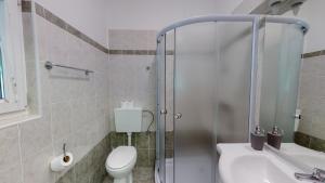Koupelna v ubytování Planinarski Centar Petehovac + 24 fotografií