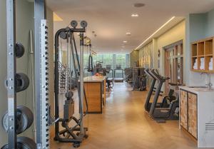 un gimnasio con cintas de correr y equipos de ejercicio en una habitación en Sopwell House Hotel, en Saint Albans