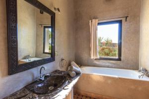 Koupelna v ubytování Kasbah Tabelkoukt