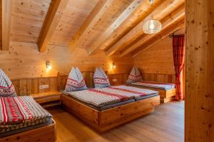 pokój z 2 łóżkami w drewnianym domku w obiekcie Berg Chalet w mieście Annaberg im Lammertal
