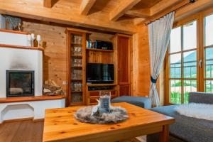 una sala de estar con mesa de centro en una cabaña en Berg Chalet, en Annaberg im Lammertal