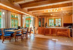 a kitchen and dining room with a table and chairs at Berg Chalet in Annaberg im Lammertal