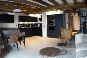 een keuken en een woonkamer met een tafel en stoelen bij SUPERBE DUPLEX 4* DERNIER ETAGE 7pers. / 67m2 in Huez