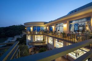 ein Gebäude mit Menschen auf dem Balkon bei Nacht in der Unterkunft Summit Hotel in Gaeta
