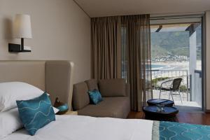 Postel nebo postele na pokoji v ubytování Chapmans Peak Beach Hotel