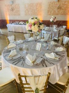 赫洛霍韋茨的住宿－耶倫酒店，一张桌子上放着白色桌布和鲜花