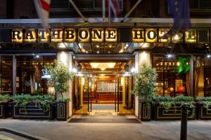 The Rathbone Hotel, Fitzrovia في لندن: مبنى فيه لافته تقرأ شعاع الفندق
