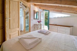 A bed or beds in a room at Lakka Seaview Apartments by Konnect Még 26 kép