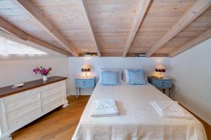 A bed or beds in a room at Lakka Seaview Apartments by Konnect