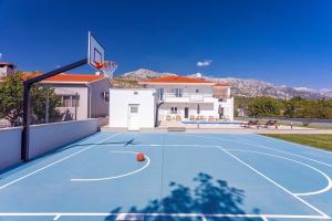 Fotografia z galérie ubytovania VILLA ALMIC with heated pool, 5 bedrooms, Gaming room, a multi-use playground court v Omise