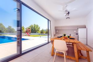 Fotografia z galérie ubytovania VILLA ALMIC with heated pool, 5 bedrooms, Gaming room, a multi-use playground court v Omise