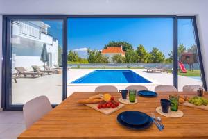 Fotografia z galérie ubytovania VILLA ALMIC with heated pool, 5 bedrooms, Gaming room, a multi-use playground court v Omise
