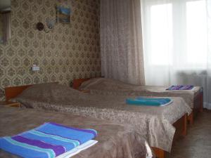ブリャンスクにあるGostinitsa Turistのベッド2台、タオル付