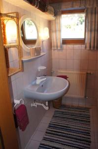 a bathroom with a sink and a mirror at Rosas Ferienwohnung in Fieberbrunn