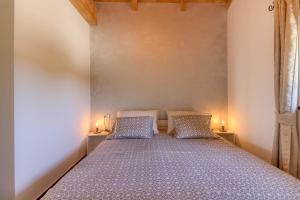 un dormitorio con una cama con dos almohadas en Cozy villa Pietra with private pool and whirpool, en Šišan 29 fotos más