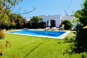 The swimming pool at or close to Chalet La Marina